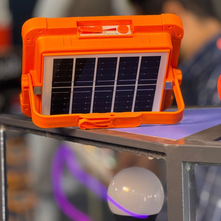 پروژکتور شارژی و خورشیدی 100 وات SOLAR LED LIGHT